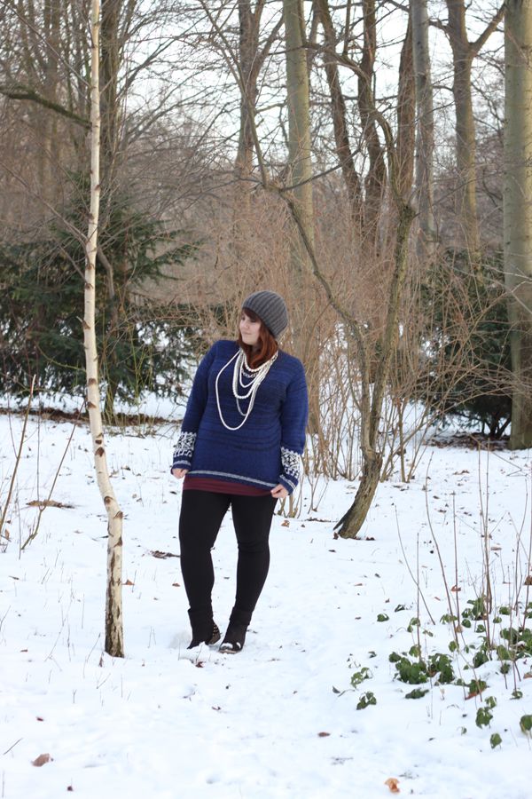 plussize Outfit in Humanapullover im Tiergarten