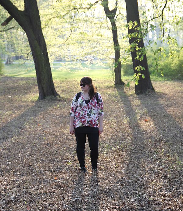 mit plussize Blümchenjacke im Treptower Park