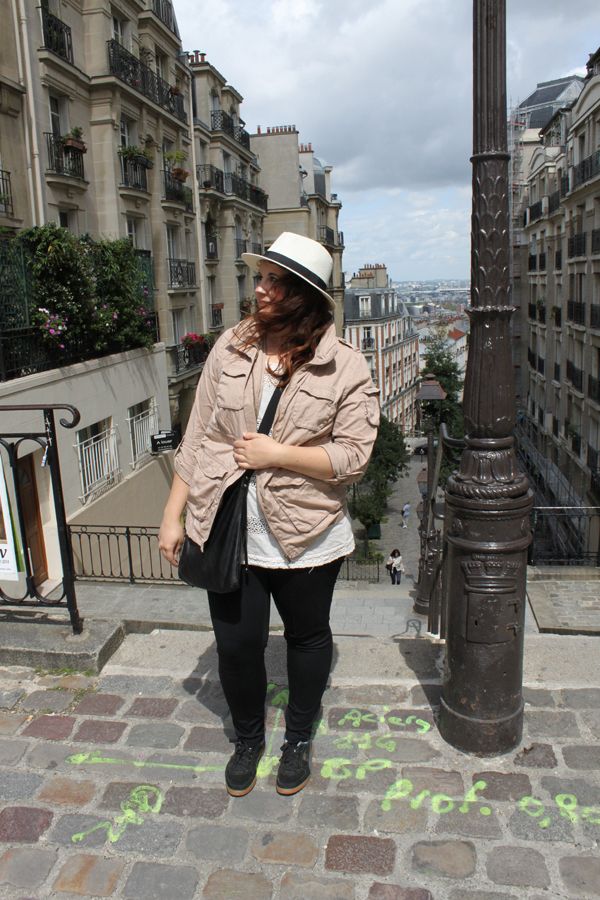 pariser plussize Outfit mit Strohhut