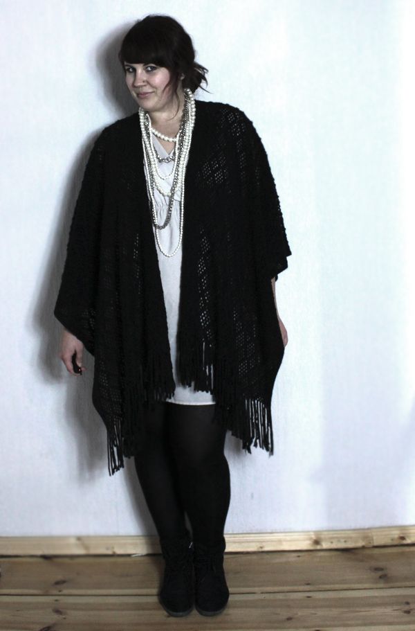plussize Herbstoutfit mit weißem Kleid und schwarzem Poncho